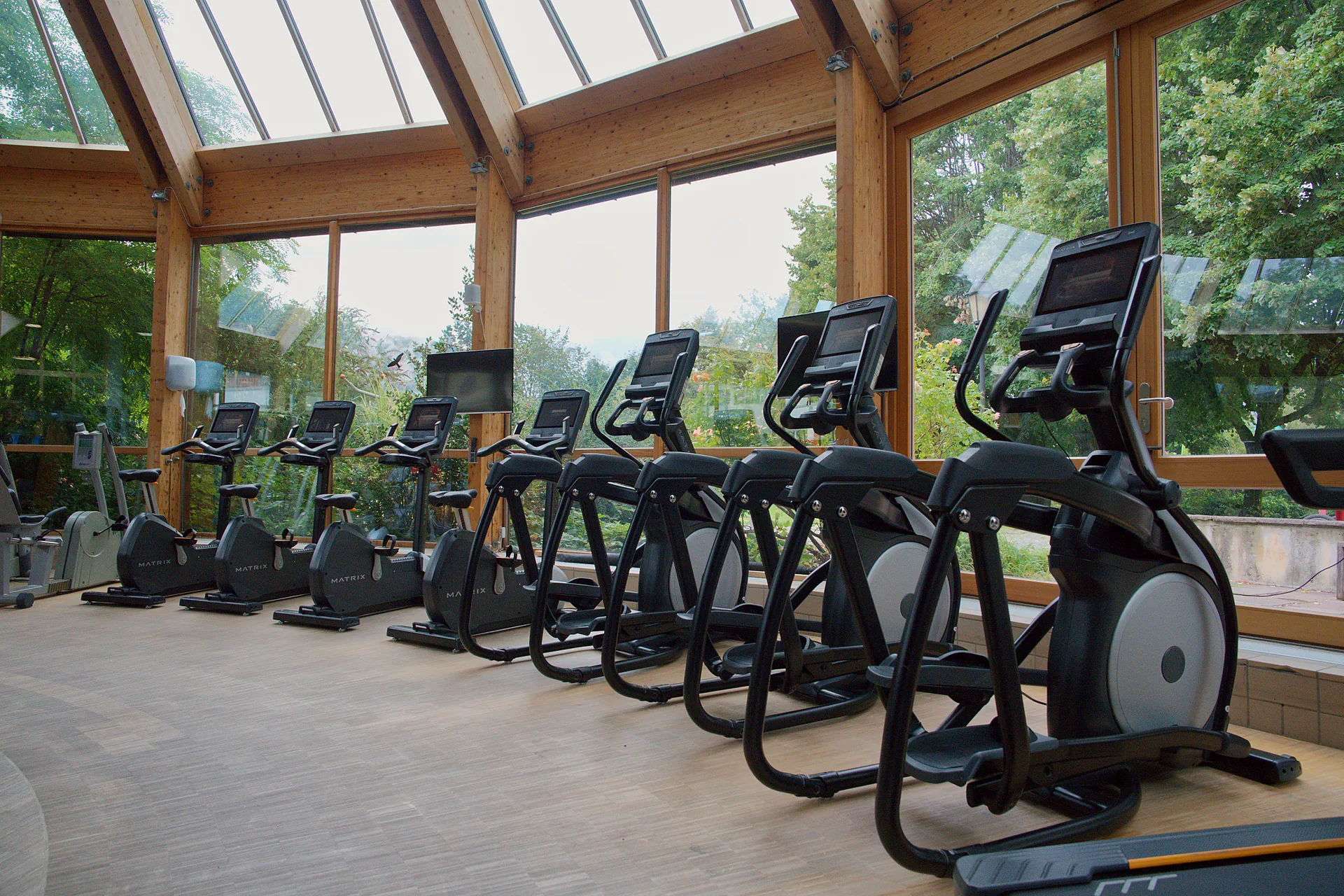 Crosstrainer im Cardiobereich von medius in Tegernsee mit Blick in den Garten