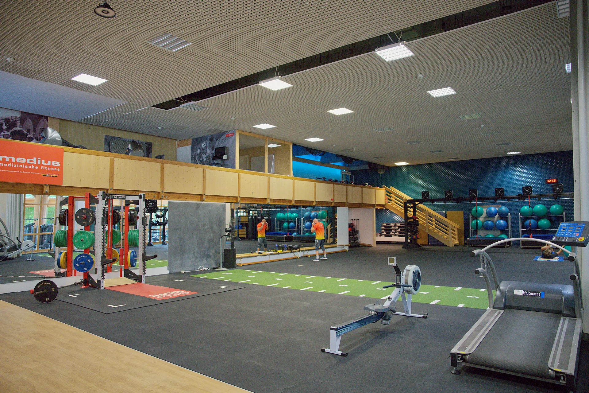 Functional-Fläche mit Kunstrasen und Galerie bei medius in Tegernsee