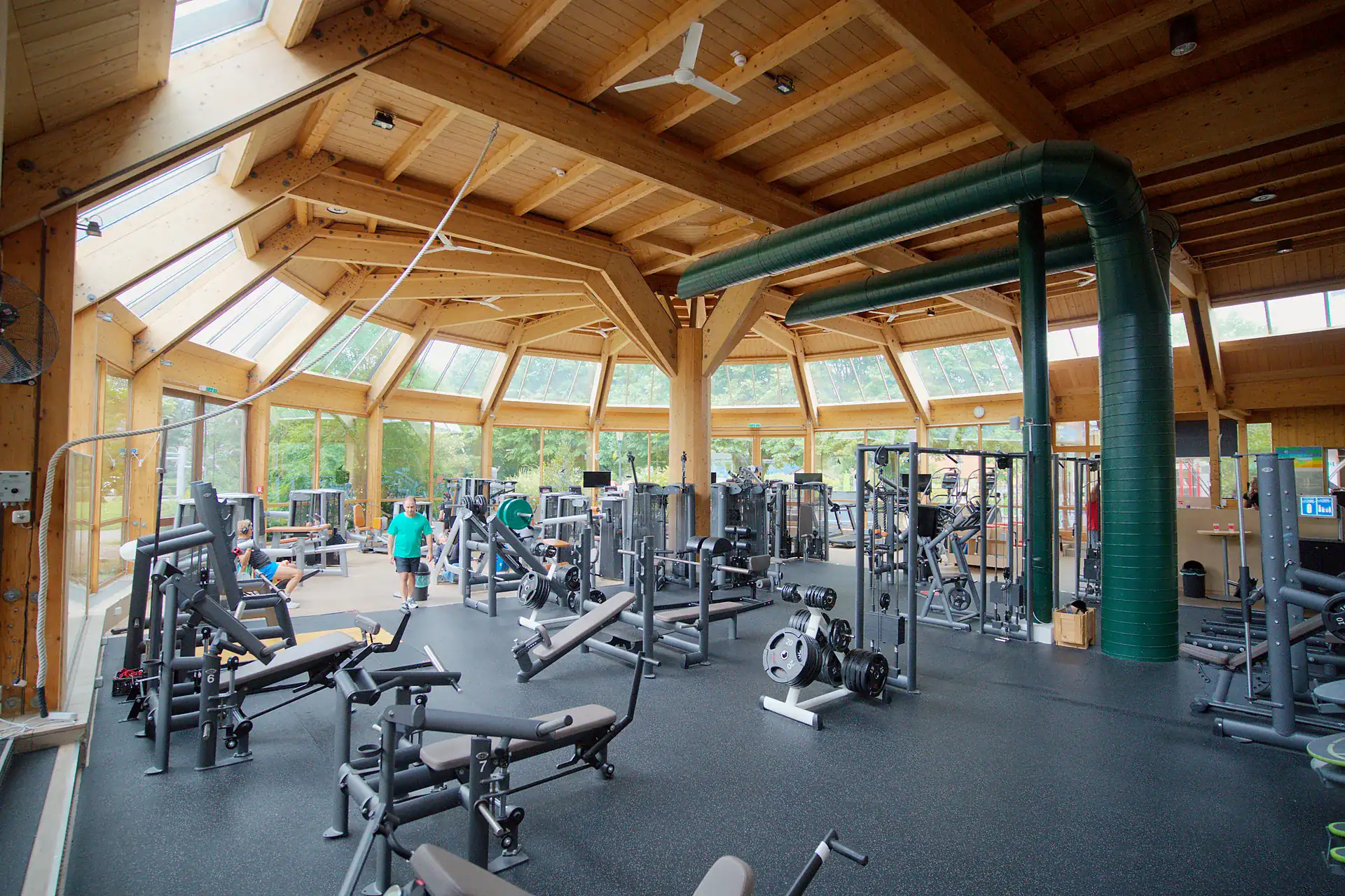 Kraftbereich von medius in Tegernsee unter dem Holzdach mit großer Glasfront